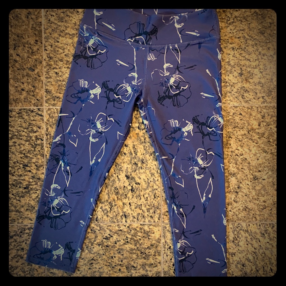 FABLETICS SALAR POWER HOLD CROP LEGGINGS. S NWOT